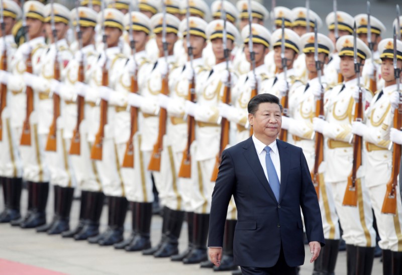 © Reuters. China's President Xi Jinping reviews honour guards during a welcoming ceremony in Beijing