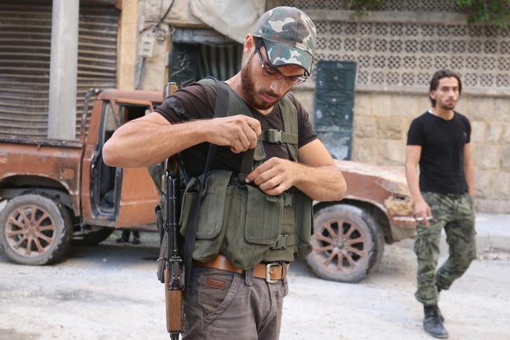 © Reuters. معارك شرسة بين الجيش السوري ومقاتلي المعارضة شمالي مدينة حلب