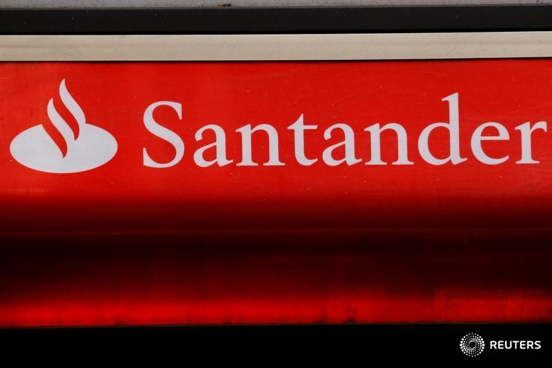 © Reuters. Santander baja en bolsa tras recortar objetivo de rentabilidad ROTE