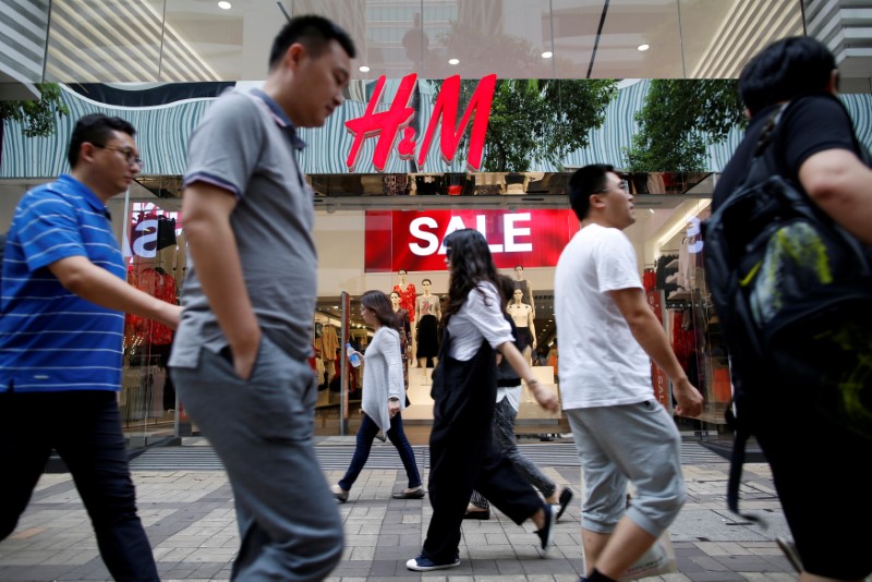 © Reuters. DES VENTES ATONES EN SEPTEMBRE DANS LES MAGASINS H&M