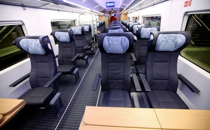 © Reuters. A general view of the first class inside a new ICE 4 high speed train of German railway operator Deutsche Bahn after the arrival at Hauptbahnhof main railway station in Berlin