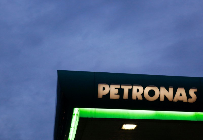 © Reuters. A logo of a Petronas fuel station is seen against a darkening sky in Kuala Lumpur