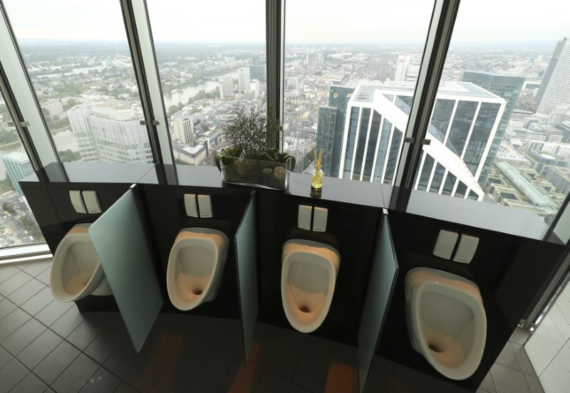 © Reuters. View over the city out of the restroom at the board floor of Germany's Commerzbank in downtown Frankfurt