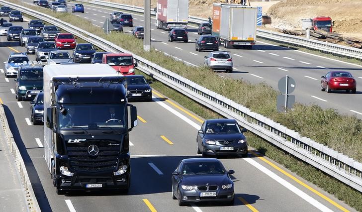 © Reuters. Premiere of Mercedes-Benz autonomous truck Actros driving along public highway between Denkendorf and Stuttgart