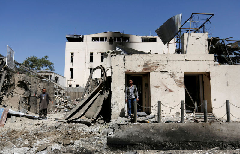 © Reuters. Homens em casas destruídas em Cabul