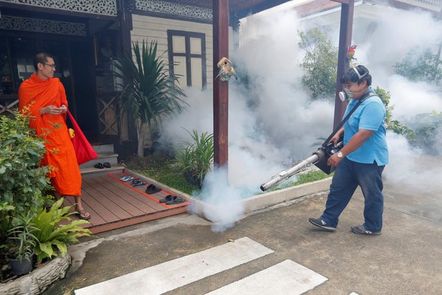 © Reuters. Funcionário fumigando área para controle de mosquitos em Bangcoc