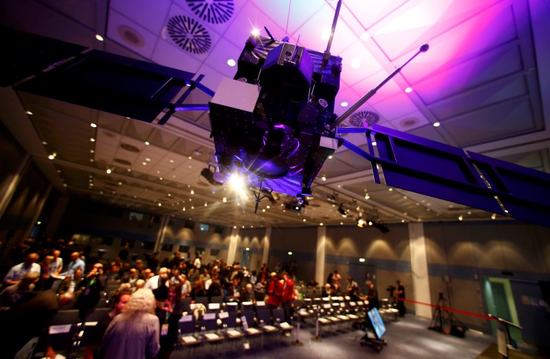 © Reuters. Modelo em escala da sonda Rosetta na sede da Agência Espacial Europeia, em Darmstadt