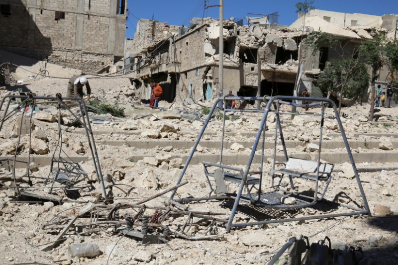 © Reuters. Swings are seen in a damaged site after airstrikes on the rebel held Tariq al-Bab neighbourhood of Aleppo