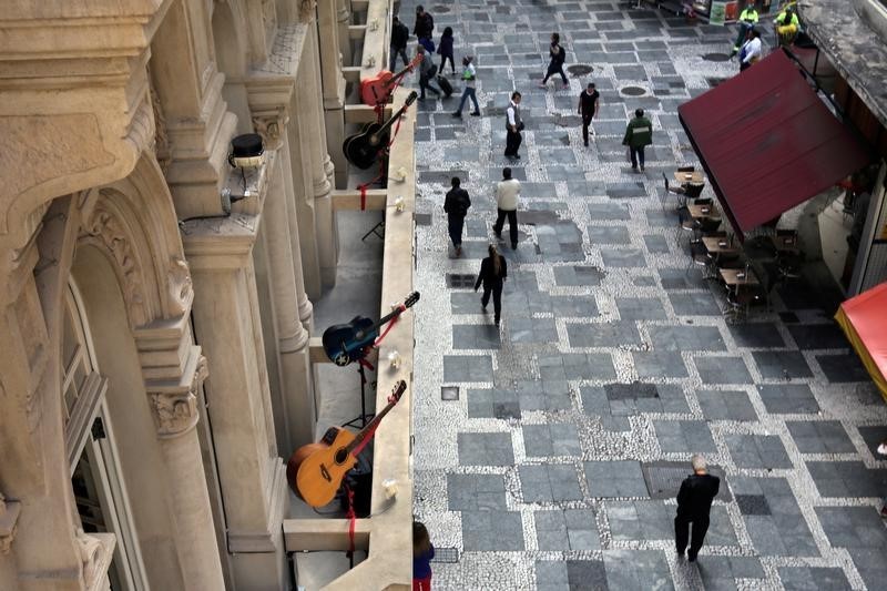 © Reuters. Guitars are displayed on the terrace of a building in downtown Sao Paulo