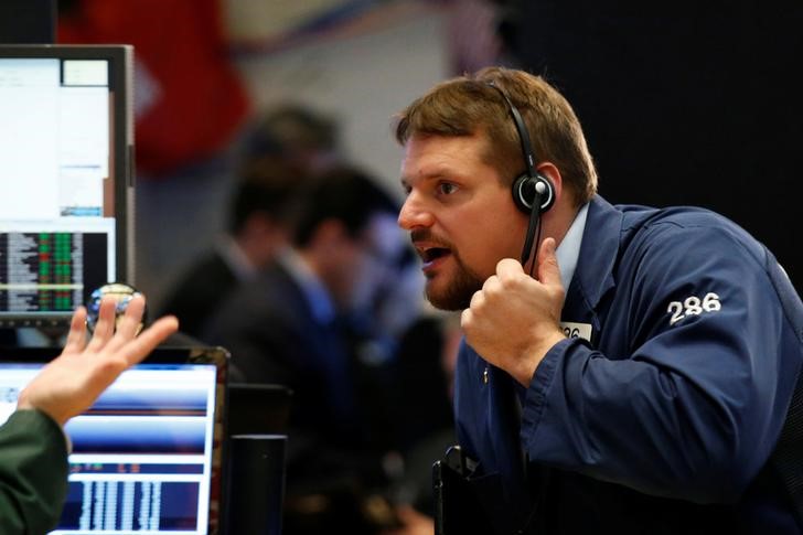 © Reuters. Traders work on the floor of the NYSE