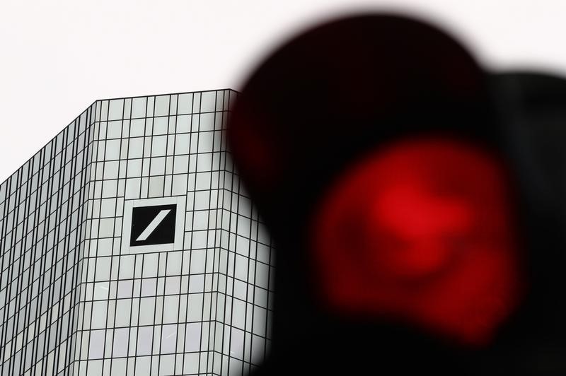 © Reuters. A red traffic light is pictured in front of the Deutsche Bank headquarters in Frankfurt