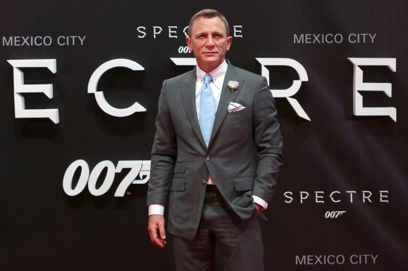 © Reuters. Daniel Craig poses for photographers on the red carpet at the Mexican premiere of the new James Bond 007 film "Spectre" in Mexico City