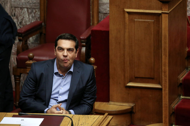 © Reuters. Greek PM Tsipras attends a parliamentary session before a vote for an omnibus bill cutting spending on pensions, speed up privatisations and reform the electricity market, in Athens