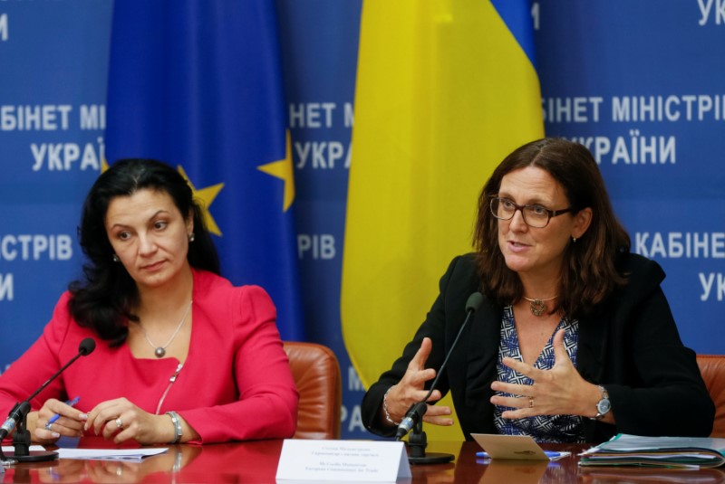 © Reuters. EU Trade Commissioner Malmstrom and Vice Prime Minister of Ukraine for European and Euro-Atlantic Integration Klympush-Tsintsadze attend news conference in Kiev