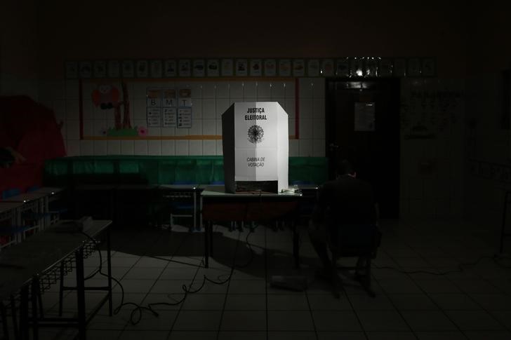 © Reuters. Estação de votação em escola de Brasília