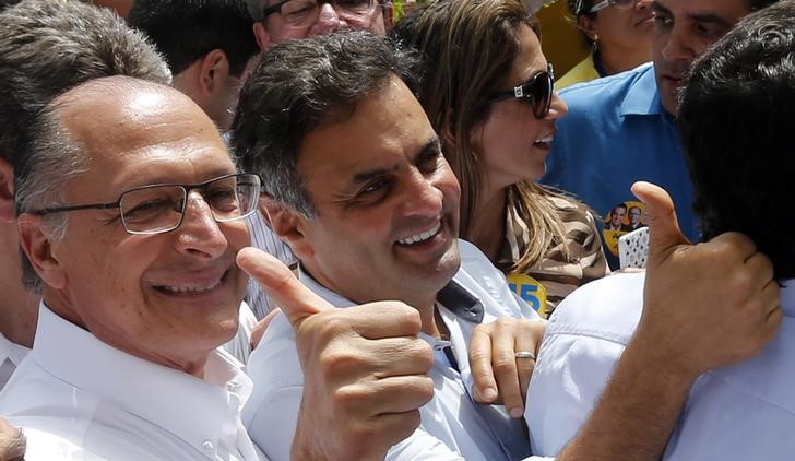 © Reuters. Governador de São Paulo, Geraldo Alckmin (E) e senador Aécio Neves (D) durante evento de campanha em 2014