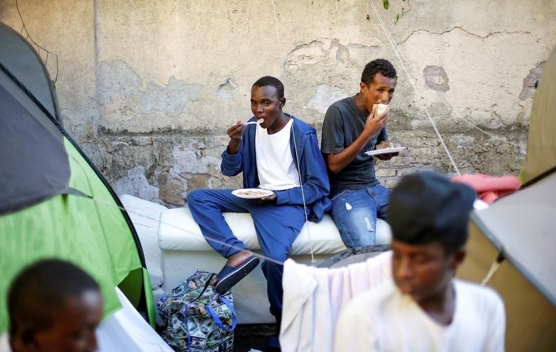 © Reuters. الشرطة تخلي مخيما مؤقتا للمهاجرين في روما