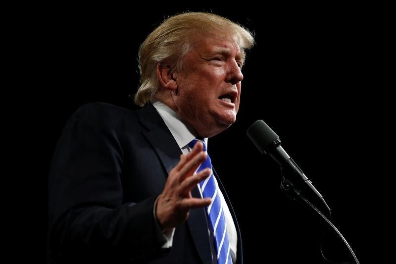 © Reuters. Trump holds a rally with supporters at the Suburban Collection Showplace in Novi, Michigan, U.S.