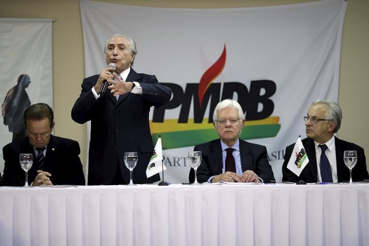 © Reuters. Presidente Michel Temer (de pé) discursa durante evento do PMDB em Brasília