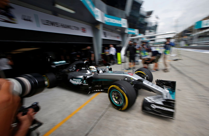 © Reuters. Hamilton, el más rápido en el entrenamiento final de Malasia