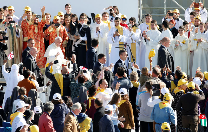 © Reuters. Pope Francis waves as he arrives for holy mass at Mikheil Meskhi stadium in Tbilisi