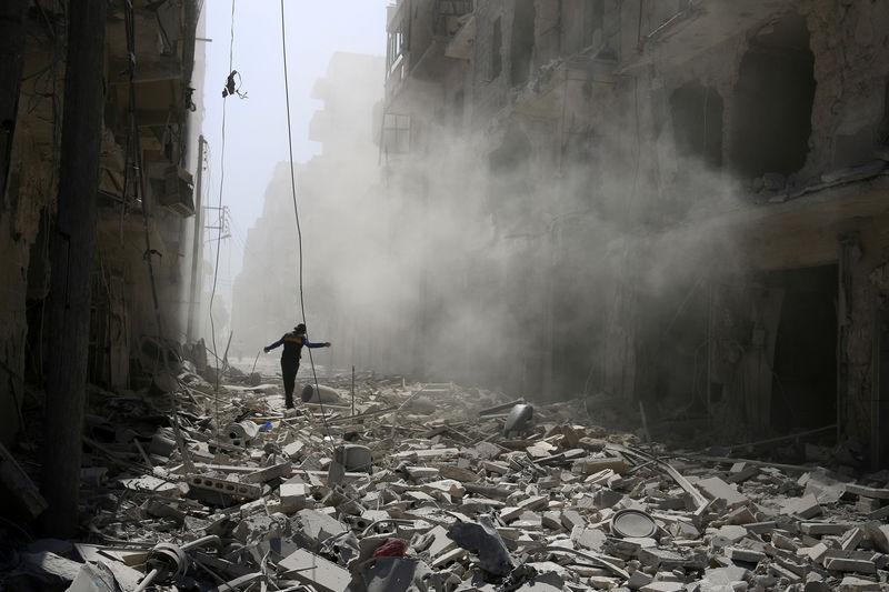 © Reuters. Los aviones rusos bombardean Alepo mientras los combates se propagan