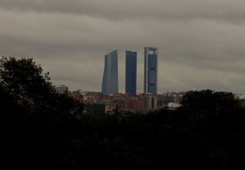 © Reuters. Torre Cepsa (Cepsa Tower) skyscraper, Torre PwC skyscraper, Torre de Cristal (Crystal Tower) skyscraper and Torre Espacio (Space Tower) skyscraper at the Four Towers Business Area are seen from Casa de Campo area in Madrid