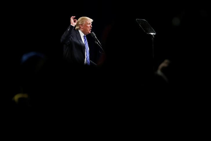 © Reuters. Republican presidential nominee Donald Trump holds a rally with supporters at the Suburban Collection Showplace in Novi, Michigan