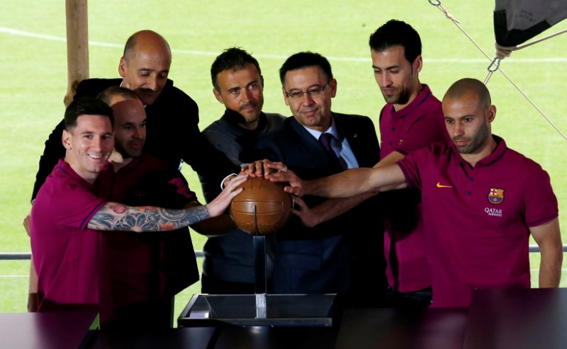 © Reuters. Barcelona's Lionel Messi, Andres Iniesta, Jordi Moix, coach Luis Enrique, president Josep Maria Bartomeu, Sergio Busquets and Javier Mascherano unveil the project to reform the Camp Nou stadium in Barcelona