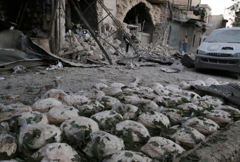 © Reuters. Bread at a damaged site after an airstrike in the rebel-held Bab al-Maqam neighbourhood of Aleppo