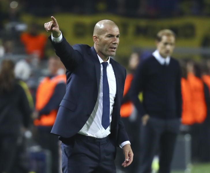 © Reuters. Zidane no está preocupado por las descuidadas apariciones del Real Madrid