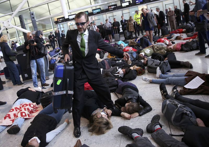 © Reuters. Manifestantes protestan en el aeropuerto de Heathrow contra su expansión
