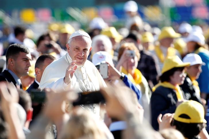 © Reuters. El Papa Francisco saluda al llegar a una misa en el estadio Mikheil Meskhi en Tiflis, Georgia