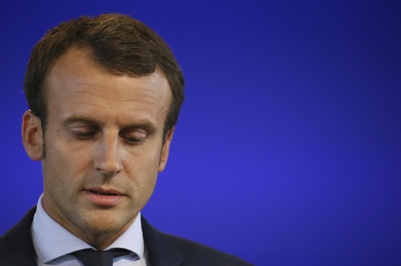 © Reuters. MACRON DÉNONCE UNE "LAÏCITÉ REVANCHARDE"