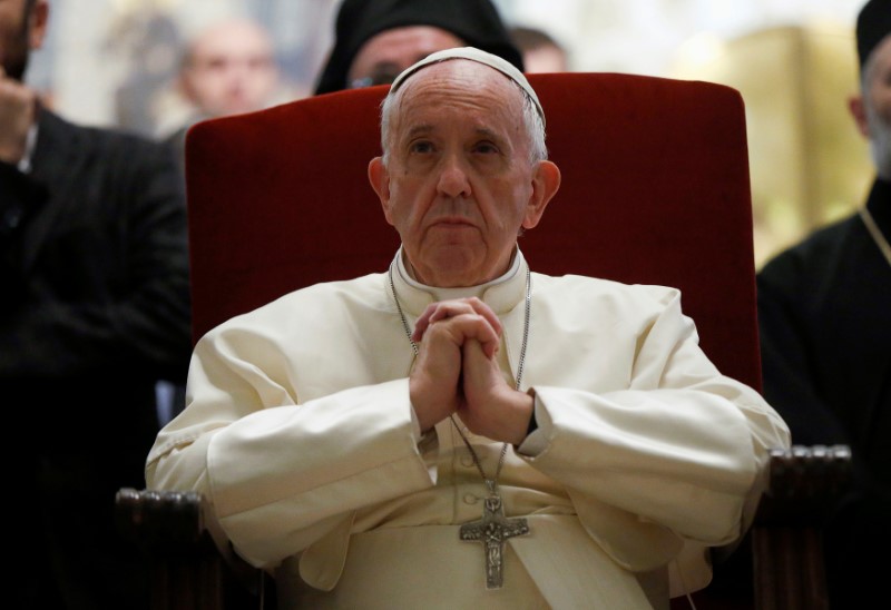 © Reuters. Pope Francis visits the Svetitskhoveli Cathedral in Mtskheta, Georgia