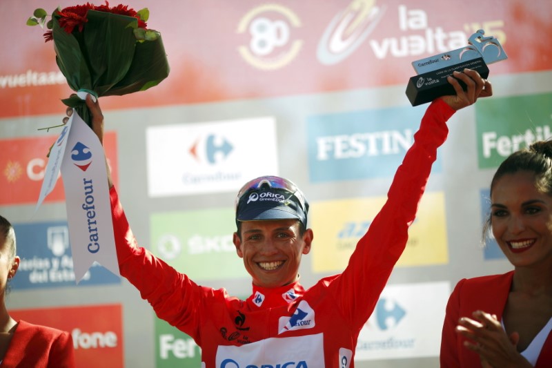 © Reuters. El ciclista colombiano Esteban Chaves celebra tras ganar la segunda etapa de la Vuelta a España en Ardales