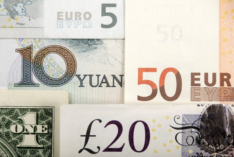 © Reuters. Arreglo de varias divisas, entre ellas el yuan chino, el dólar estadounidense, el euro y la libra británica. Fotografía ilustrativa