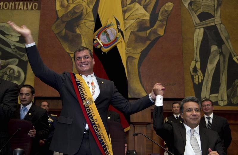 © Reuters. Ecuador's President Rafael Correa waves to government officials in Quito