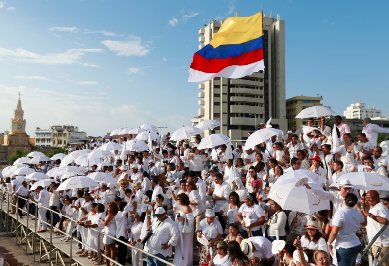 © Reuters. People gather for the signing of the government's peace agreement with the Revolutionary Armed Forces of Colombia (FARC) in Cartagena