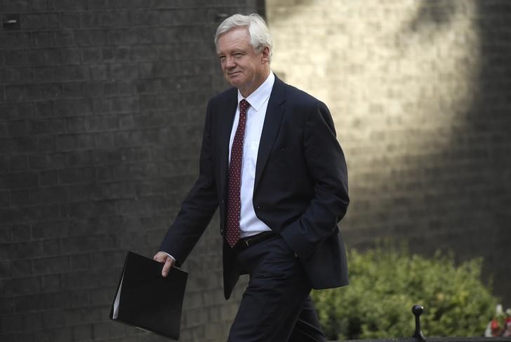 © Reuters. David Davies, secretary of state for exiting the European Union arrives at 10 Downing Street for a cabinet meeting, in London