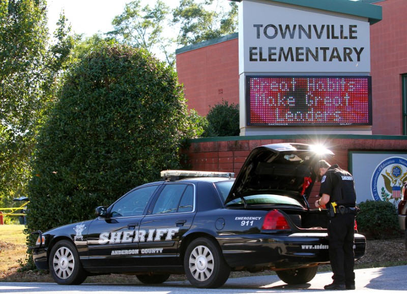 © Reuters. An Anderson County sheriff's deputy stands outside of Townville Elementary School after a shooting in Townville