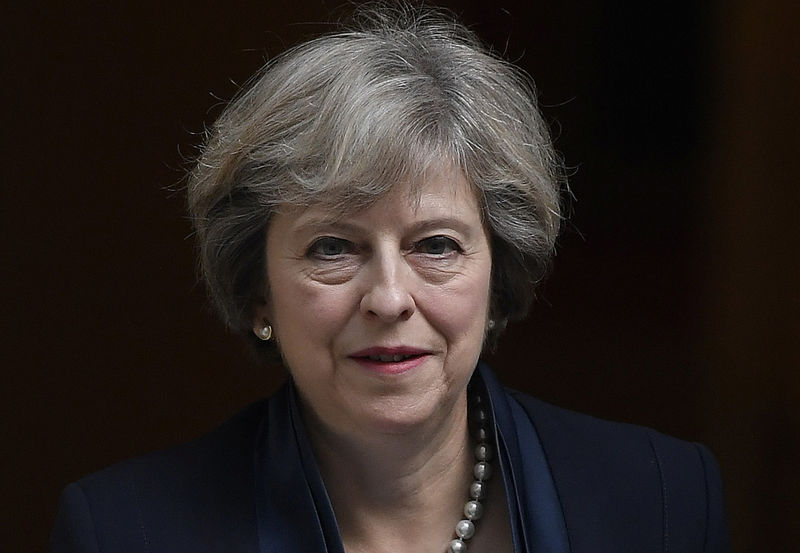 © Reuters. La primera ministra de Gran Bretaña, Theresa May, sale de la residencia oficial de 10 Downing Street en el centro de Londres