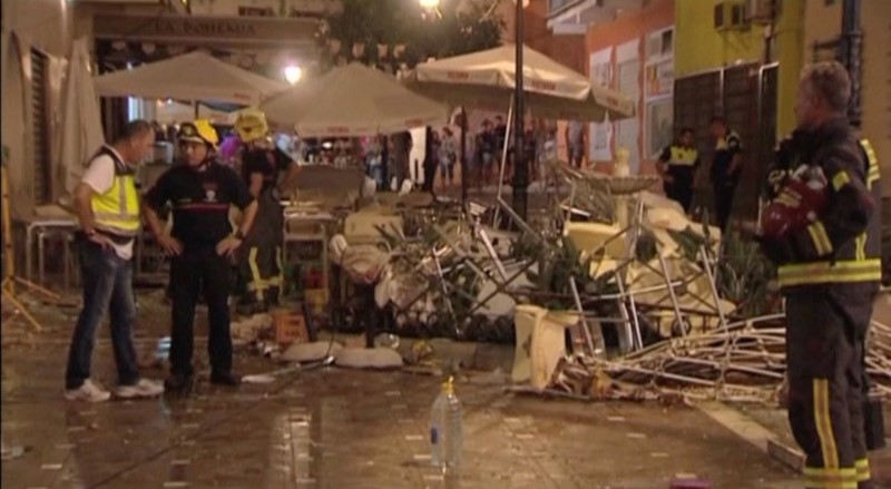 © Reuters. Police and rescue services are pictured at the scene after a gas cylinder exploded in a cafe in Velez-Malaga