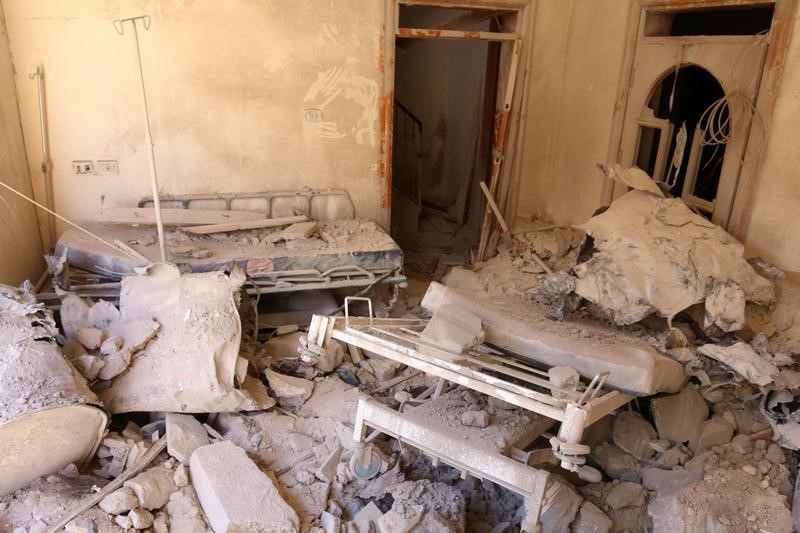 © Reuters. A damaged field hospital room is seen after airstrikes in a rebel held area in Aleppo