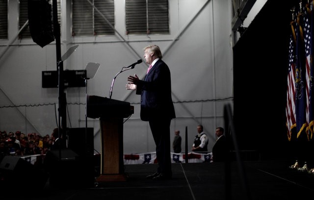 © Reuters. Republican presidential nominee Donald Trump speaks at a campaign rally in Manheim