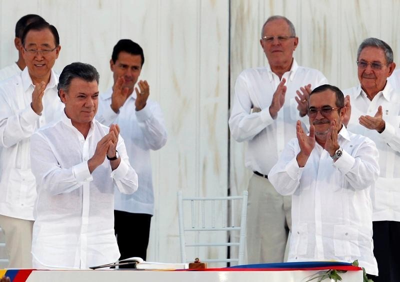 © Reuters. الكولومبيون يصوتون على اتفاق للسلام في استفتاء وإقراره هو الأرجح