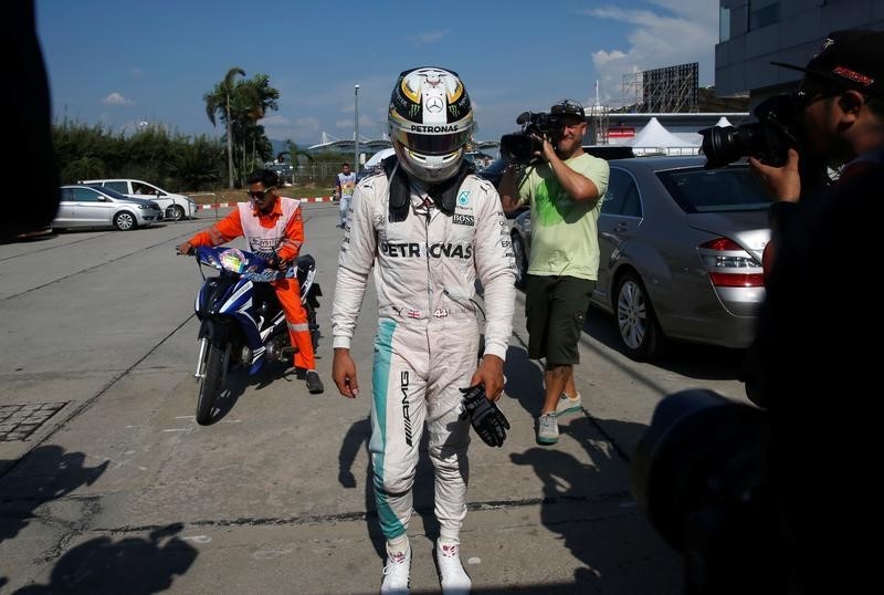 © Reuters. هاميلتون يخرج من سباق ماليزيا بسبب عطل في المحرك