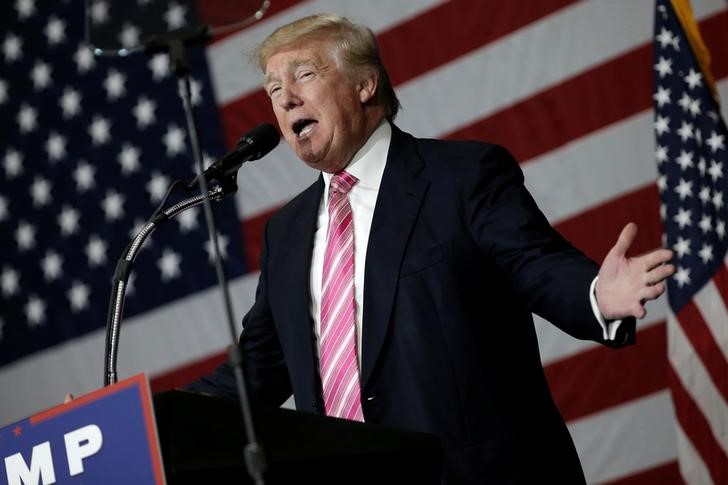 © Reuters. Republican presidential nominee Donald Trump speaks at a campaign rally in Manheim