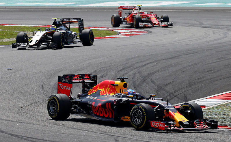 © Reuters. Ricciardo gana el Gran Premio de Malasia con Red Bull, Hamilton se retira