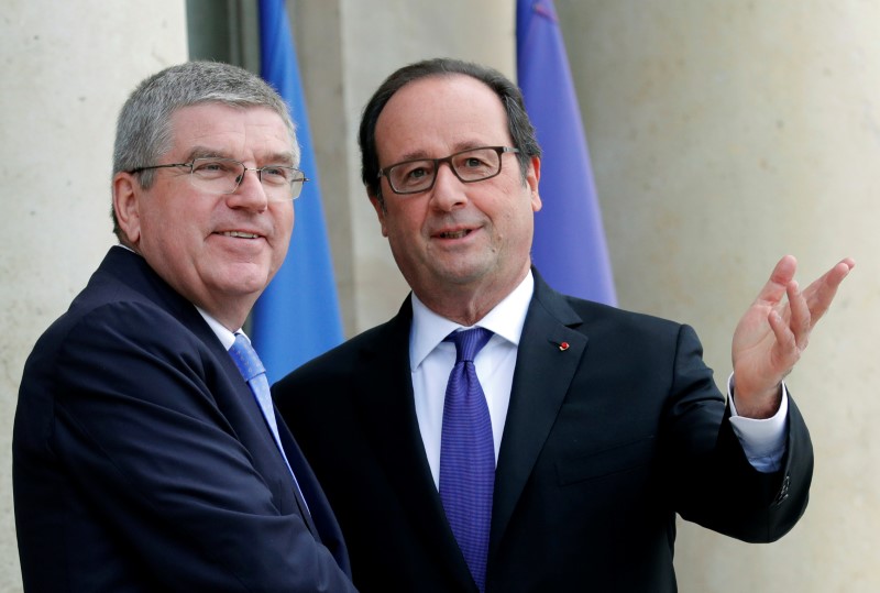 © Reuters. French President Francois Hollande meets International Olympic Committee President Thomas Bach at the Elysee palace in Paris